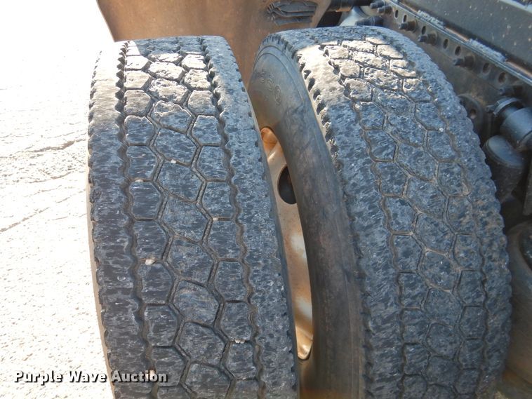 image for item DM8984 2005 Freightliner Columbia 120  semi truck