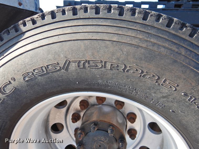 image for item DM8984 2005 Freightliner Columbia 120  semi truck