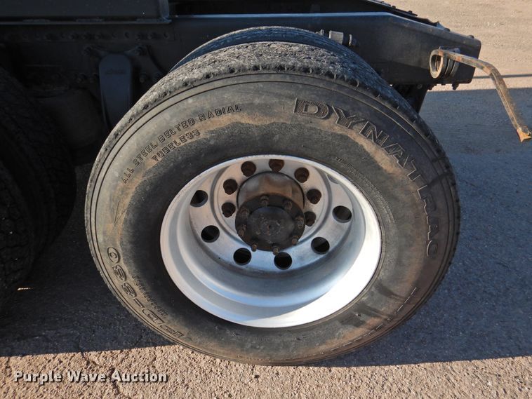 image for item DM8984 2005 Freightliner Columbia 120  semi truck