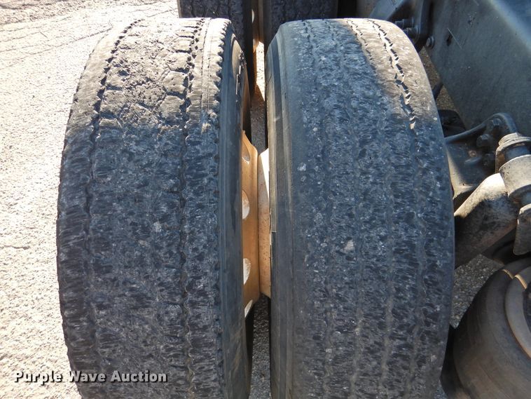 image for item DM8984 2005 Freightliner Columbia 120  semi truck