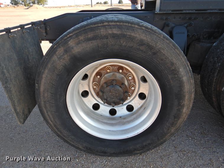 image for item DM8984 2005 Freightliner Columbia 120  semi truck