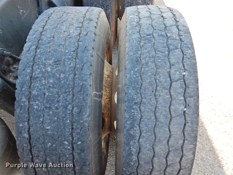 image for item DM8984 2005 Freightliner Columbia 120  semi truck