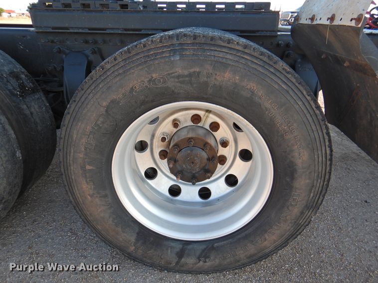 image for item DM8984 2005 Freightliner Columbia 120  semi truck