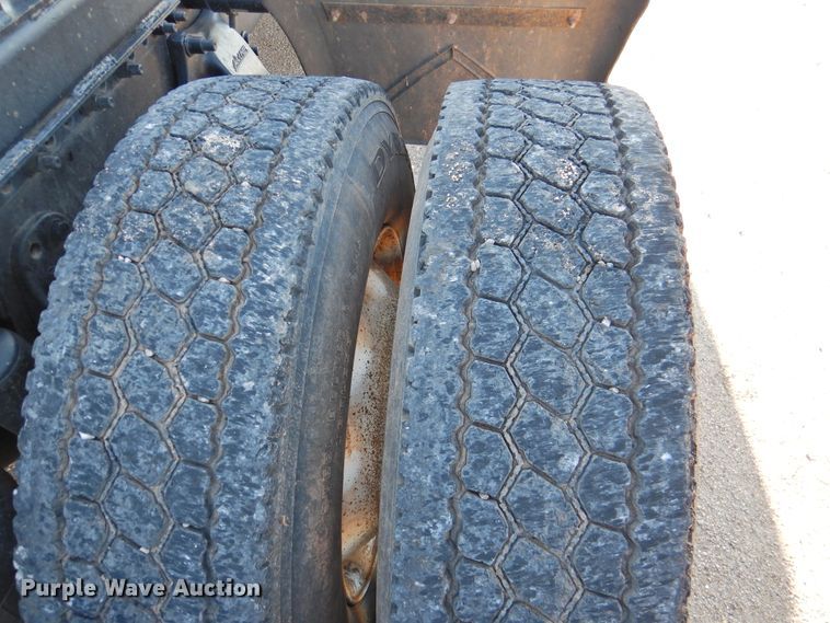 image for item DM8984 2005 Freightliner Columbia 120  semi truck