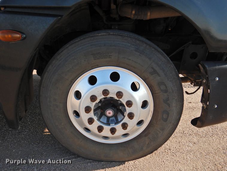 image for item DM8984 2005 Freightliner Columbia 120  semi truck