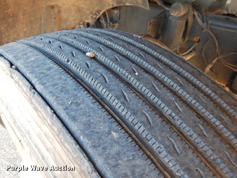 image for item DM8984 2005 Freightliner Columbia 120  semi truck