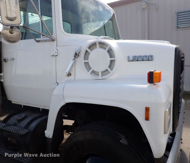 image for item DN2131 1990 Ford LN9000  rollback truck