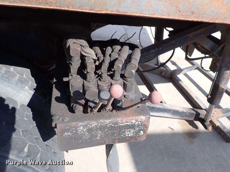 image for item DN2131 1990 Ford LN9000  rollback truck