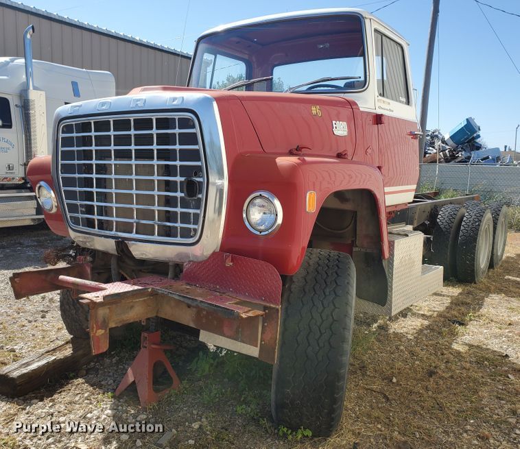 image for item GK9969 1972 Ford LT9000  truck cab and chassis