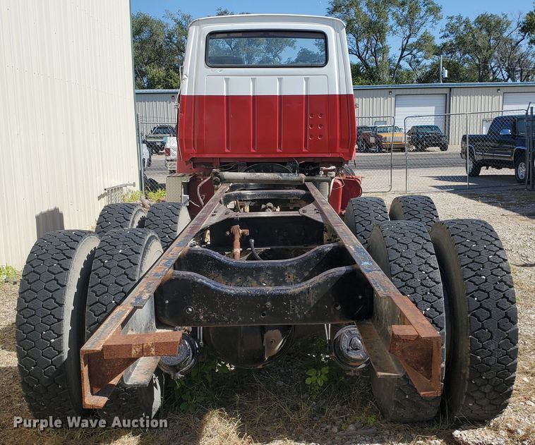 image for item GK9969 1972 Ford LT9000  truck cab and chassis
