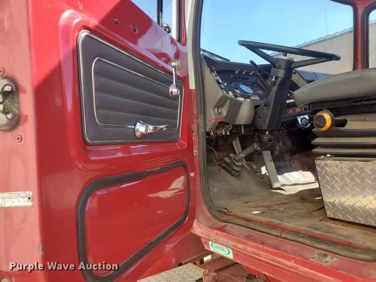 image for item GK9969 1972 Ford LT9000  truck cab and chassis