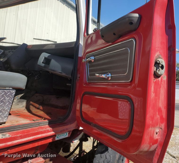 image for item GK9969 1972 Ford LT9000  truck cab and chassis