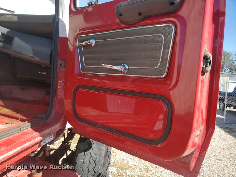 image for item GK9969 1972 Ford LT9000  truck cab and chassis