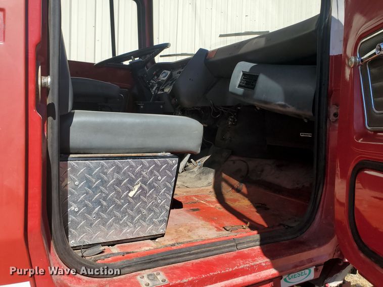image for item GK9969 1972 Ford LT9000  truck cab and chassis
