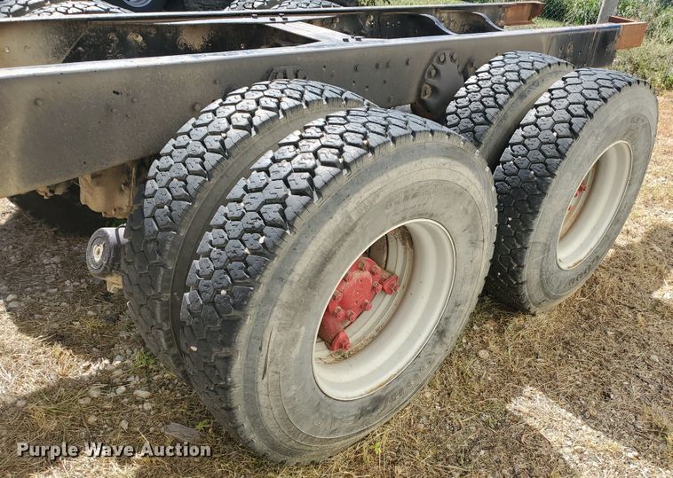 image for item GK9969 1972 Ford LT9000  truck cab and chassis