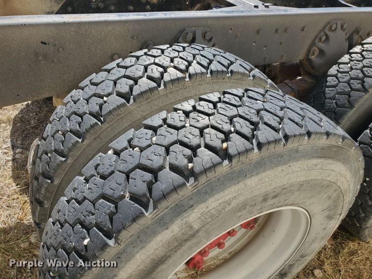 image for item GK9969 1972 Ford LT9000  truck cab and chassis