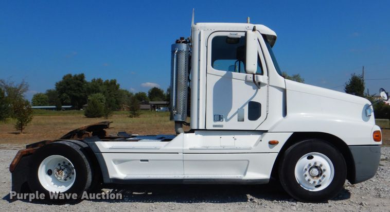 image for item HT9437 2001 Freightliner ST120  semi truck