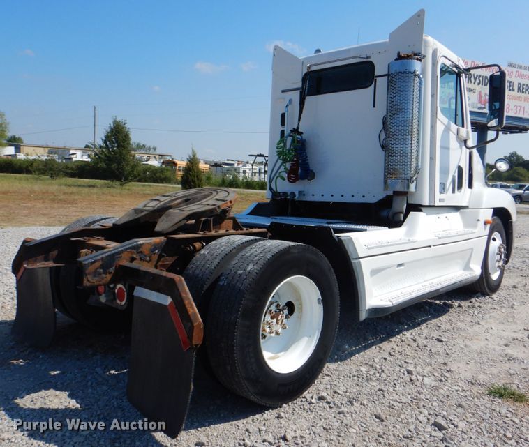 image for item HT9437 2001 Freightliner ST120  semi truck