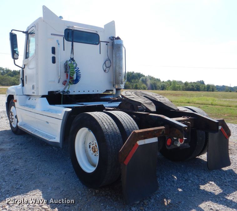 image for item HT9437 2001 Freightliner ST120  semi truck