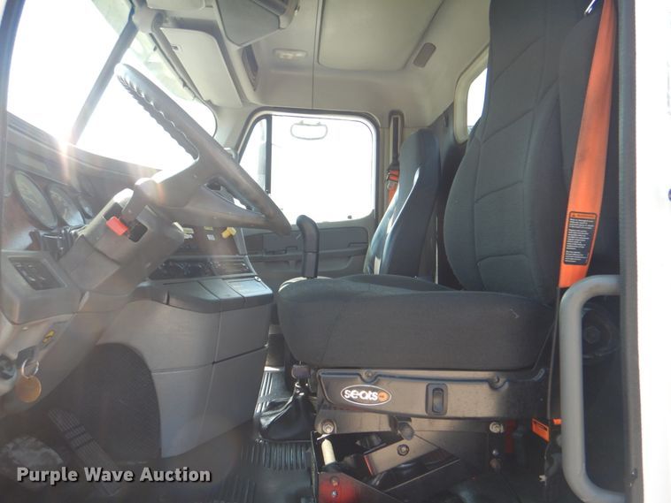 image for item HT9437 2001 Freightliner ST120  semi truck