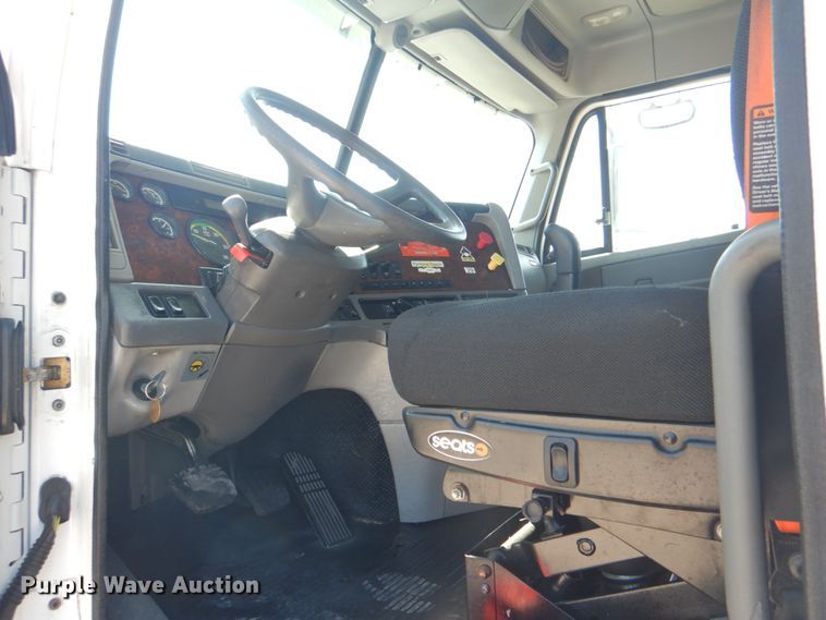 image for item HT9437 2001 Freightliner ST120  semi truck