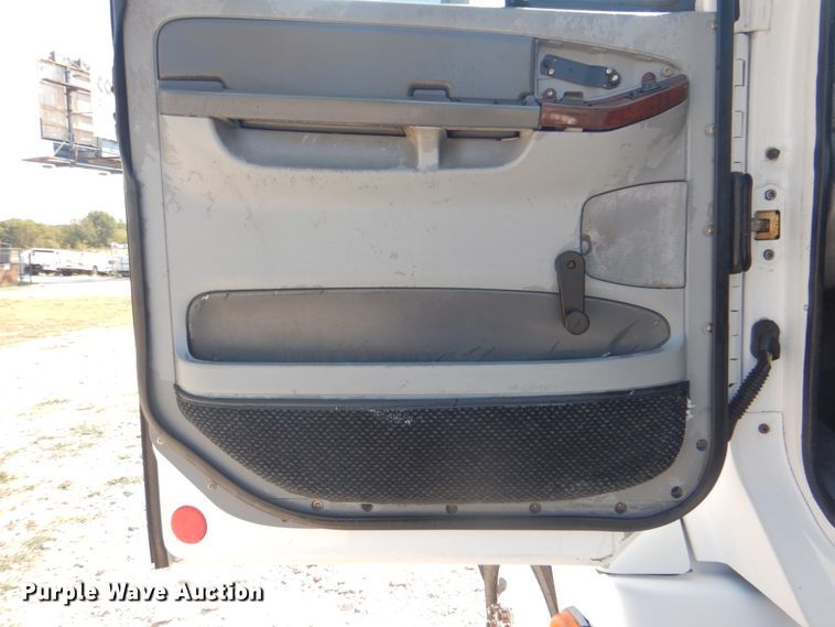 image for item HT9437 2001 Freightliner ST120  semi truck