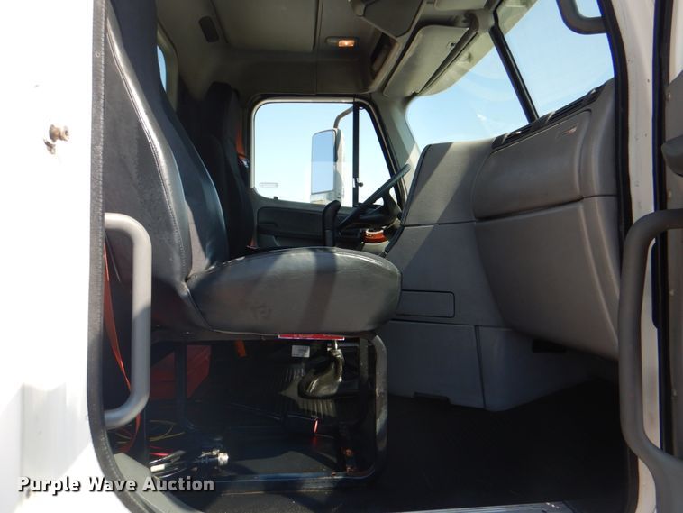 image for item HT9437 2001 Freightliner ST120  semi truck