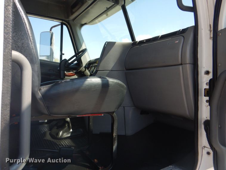 image for item HT9437 2001 Freightliner ST120  semi truck