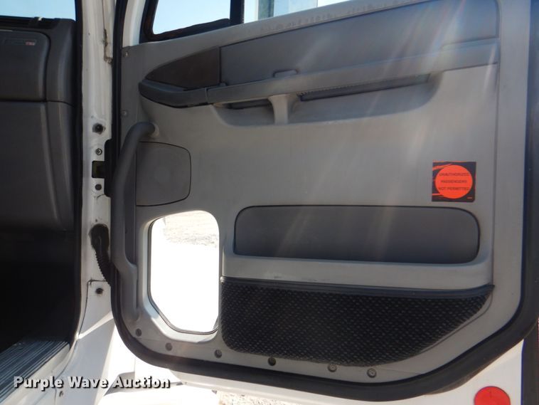 image for item HT9437 2001 Freightliner ST120  semi truck