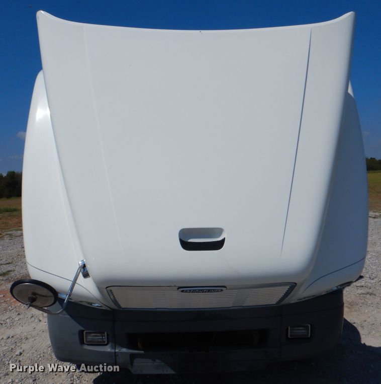 image for item HT9437 2001 Freightliner ST120  semi truck