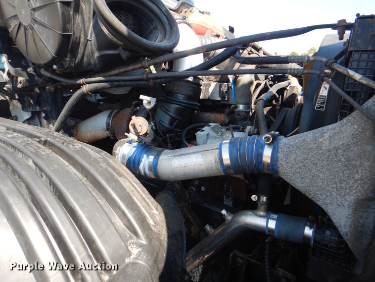 image for item HT9437 2001 Freightliner ST120  semi truck