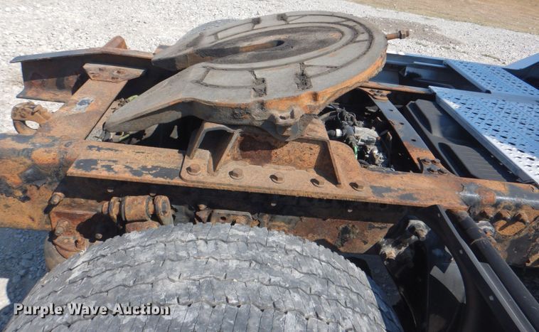 image for item HT9437 2001 Freightliner ST120  semi truck