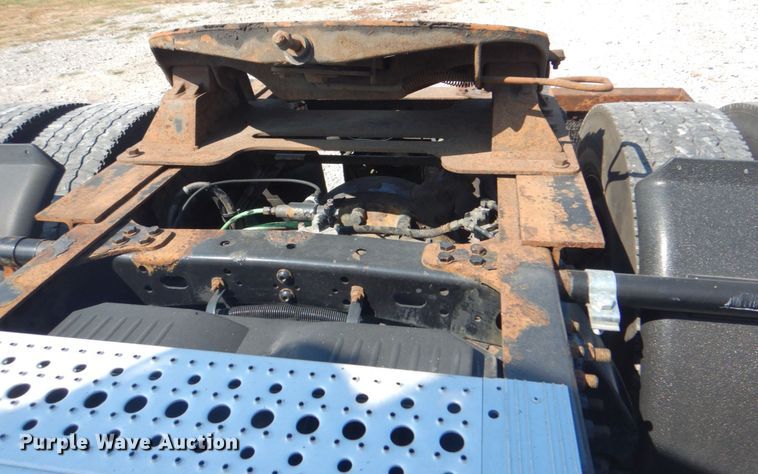 image for item HT9437 2001 Freightliner ST120  semi truck