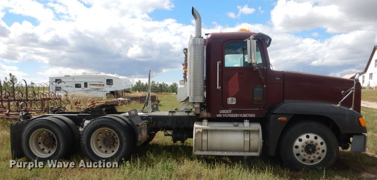 image for item HU9289 2000 Freightliner FLD 120  semi truck