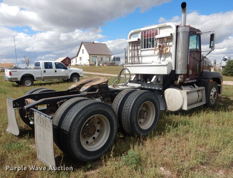 image for item HU9289 2000 Freightliner FLD 120  semi truck