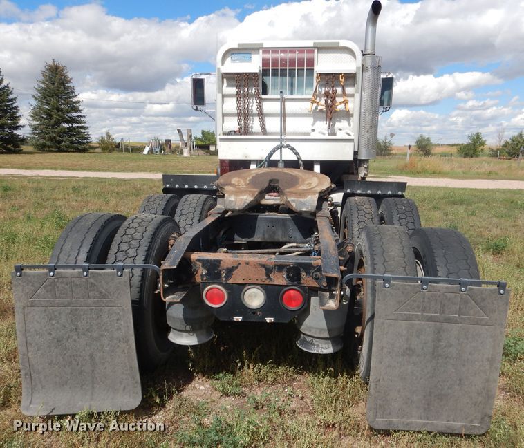 image for item HU9289 2000 Freightliner FLD 120  semi truck