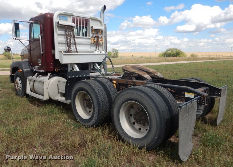 image for item HU9289 2000 Freightliner FLD 120  semi truck