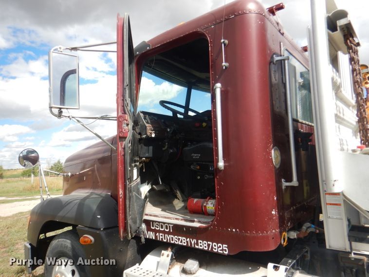 image for item HU9289 2000 Freightliner FLD 120  semi truck