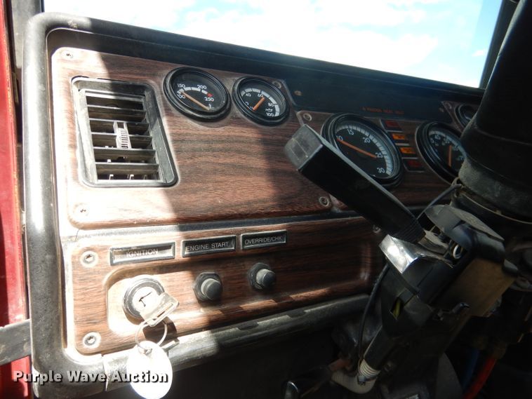 image for item HU9289 2000 Freightliner FLD 120  semi truck