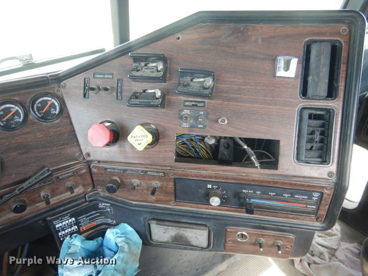 image for item HU9289 2000 Freightliner FLD 120  semi truck