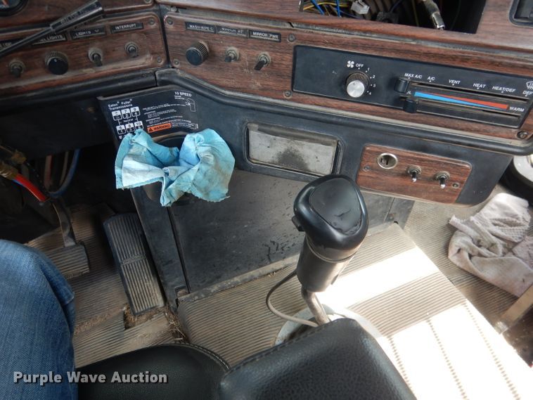 image for item HU9289 2000 Freightliner FLD 120  semi truck