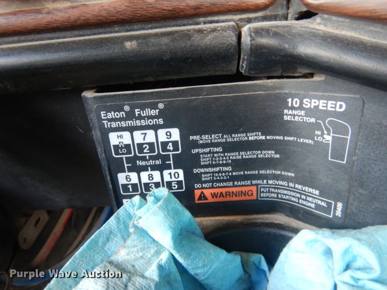 image for item HU9289 2000 Freightliner FLD 120  semi truck