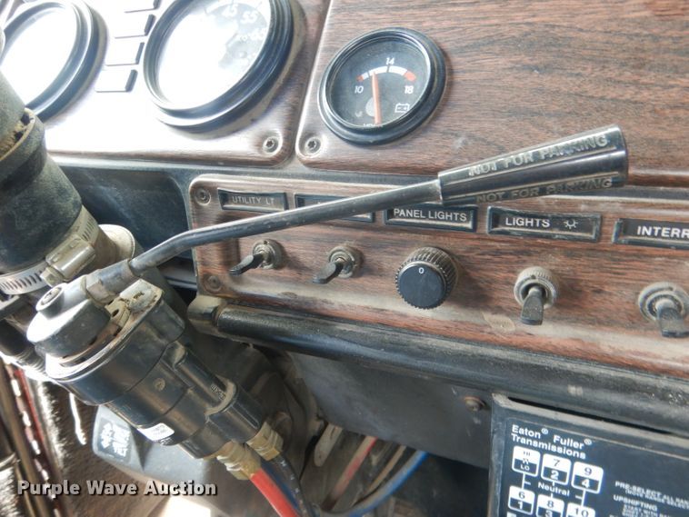 image for item HU9289 2000 Freightliner FLD 120  semi truck