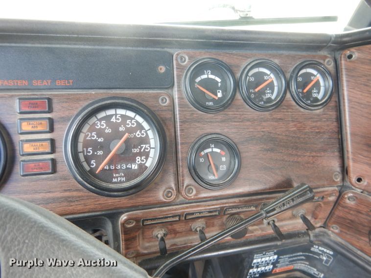 image for item HU9289 2000 Freightliner FLD 120  semi truck