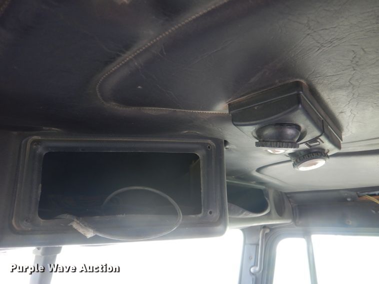 image for item HU9289 2000 Freightliner FLD 120  semi truck