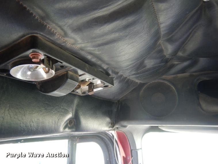 image for item HU9289 2000 Freightliner FLD 120  semi truck