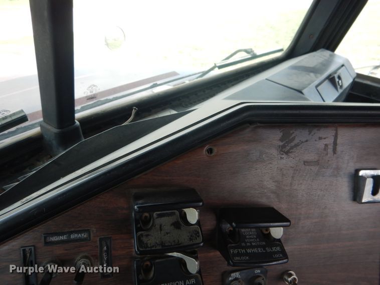 image for item HU9289 2000 Freightliner FLD 120  semi truck