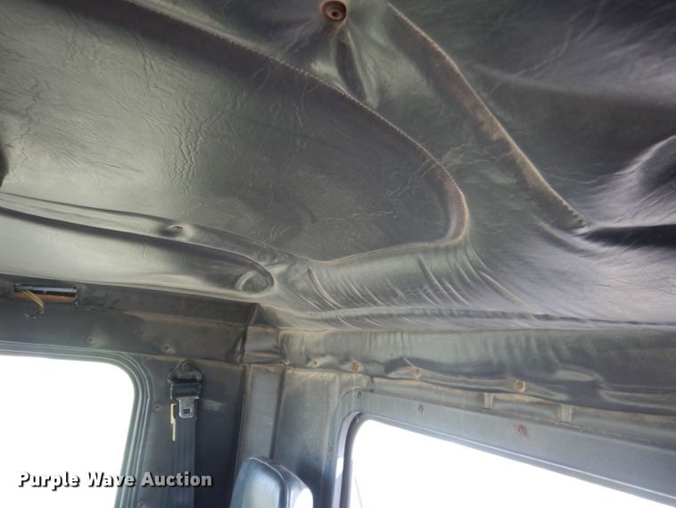 image for item HU9289 2000 Freightliner FLD 120  semi truck