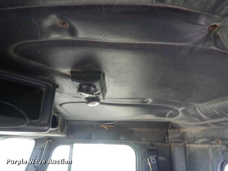 image for item HU9289 2000 Freightliner FLD 120  semi truck