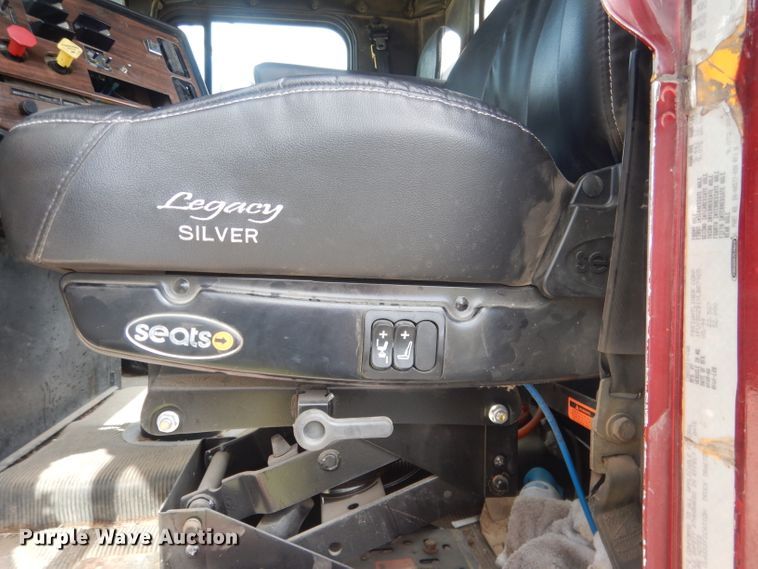 image for item HU9289 2000 Freightliner FLD 120  semi truck